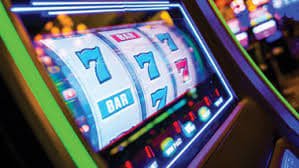 Tampilan live casino dan slot online di gamelantoto